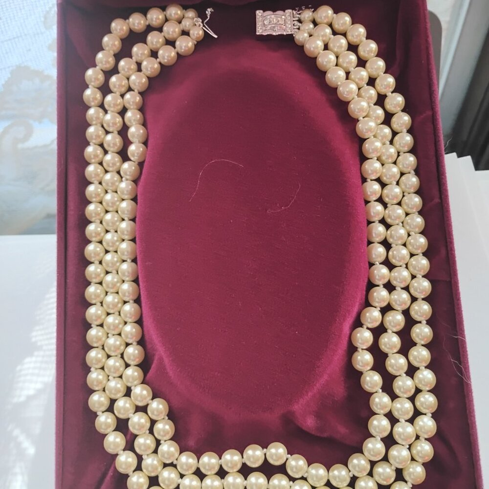 Camrose and Kross Jackie Kennedy three strand faux pearl necklace. - Picture 2 of 5